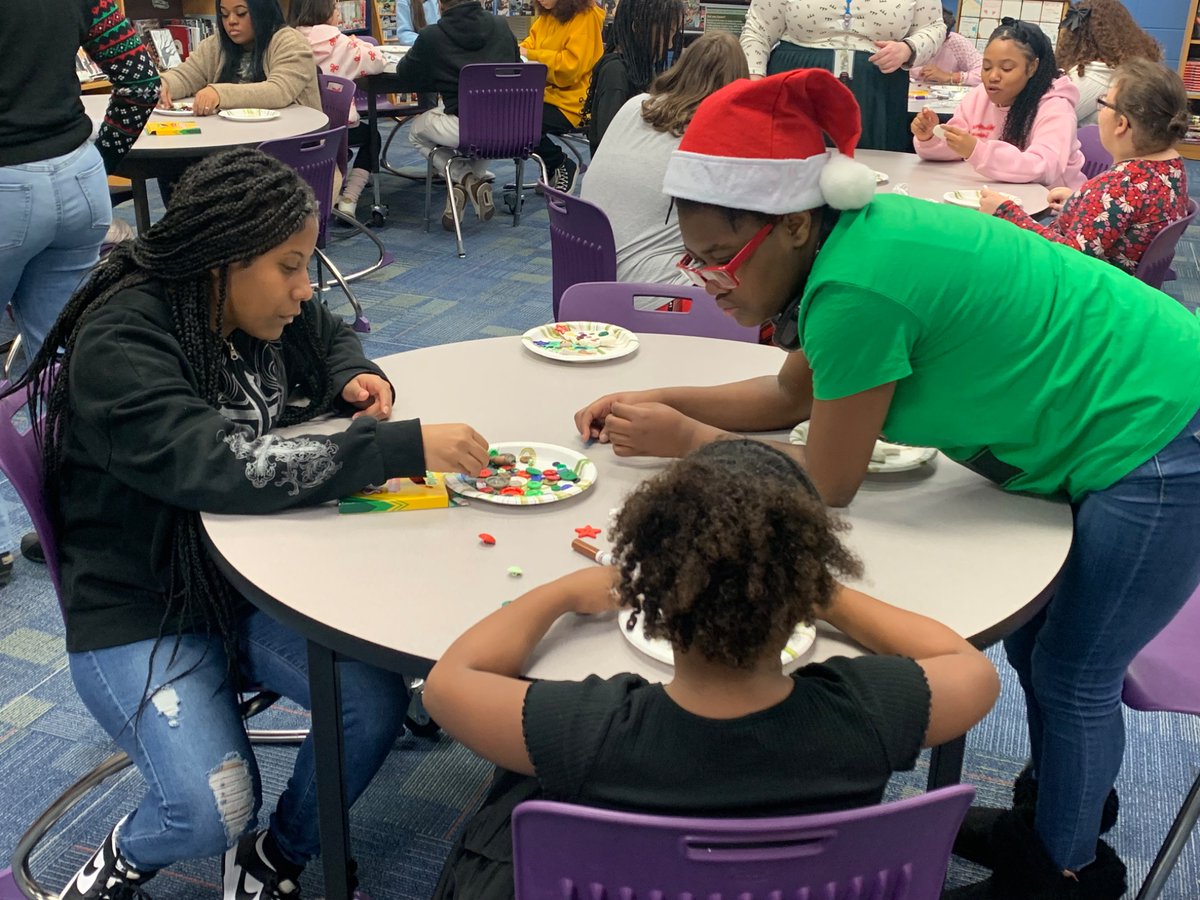 LinleeBookNook's tweet image. 🎄Building Community Through Collaboration: Lexington Public Library Ms. Andrea🎄, BTW 2nd graders, and TLC My Sister’s Keeper  work together creating a Holiday craft. @TLCWhiteTiger  🎄