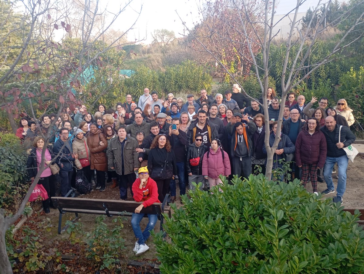 "Una familia no necesita ser perfecta; sólo necesita estar unida"🤝

Gracias por 1⃣ nuevo café navideño ➕, y ya van 1⃣0⃣ #Sufragio <a href="/GrupoAMAS/">Fundación AMÁS</a> <a href="/AytoLeganes/">Ayuntamiento de Leganés</a> 

1⃣📸Felicitación navideña
2⃣📸 Homenaje a voluntari@s
3⃣📸 Ganadore@s cestas
4⃣📸 Foto tradicional

P.D: Nadie es perfecto