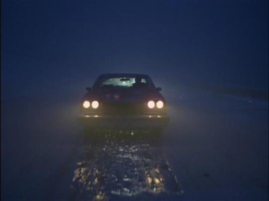 я выйду не в том городе, сяду не в тот троллейбус, приеду на улицу, где меня никто не ждет
не в той квартире лягу в постель не с той женщиной, проживу чужую жизнь, меня положат не в тот гроб