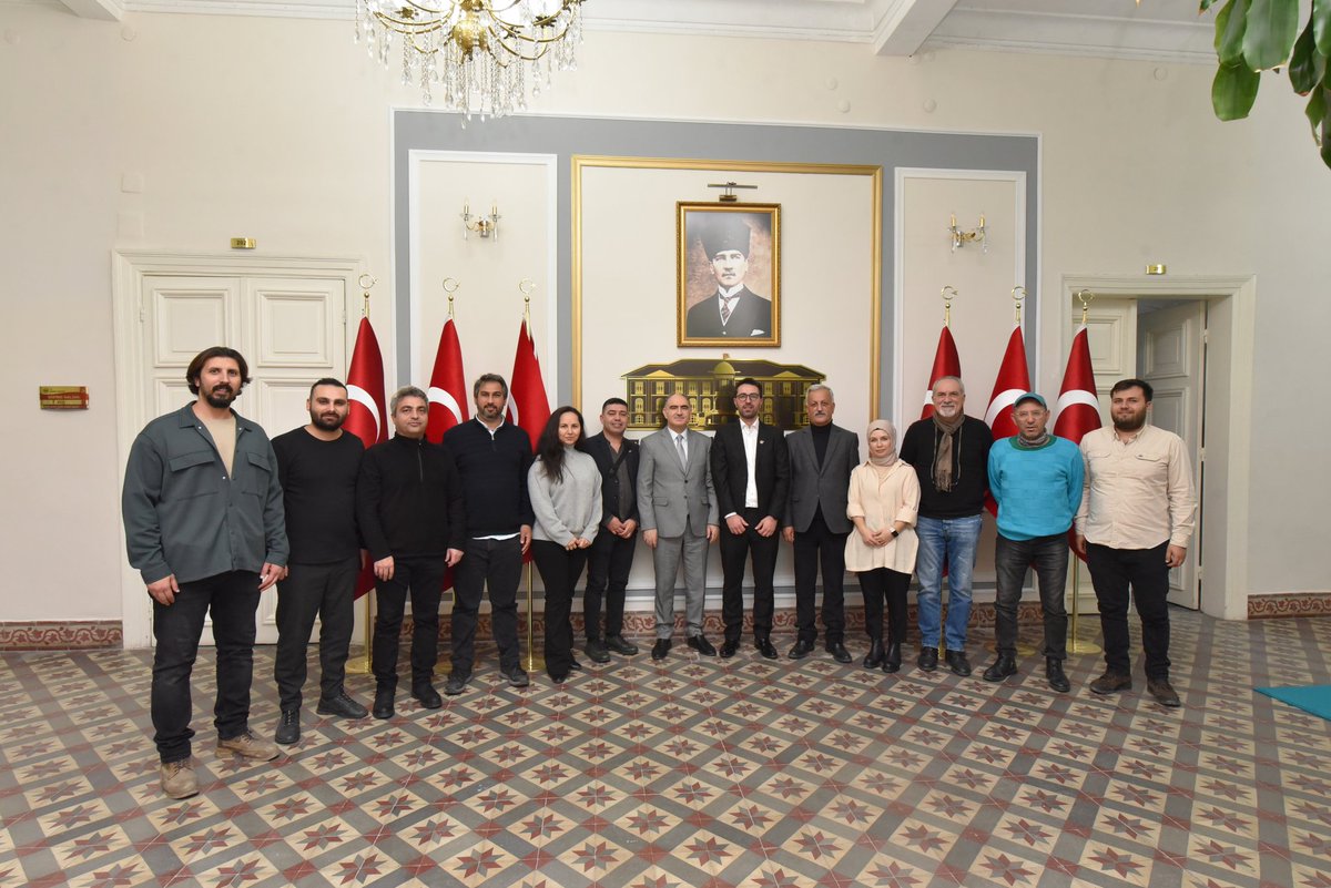 Manisa Gazeteciler Cemiyeti yeni başkan ve yönetim kurulu üyeleriyle bir araya geldik.

Bilgi teknolojileri, dönüşüm, mesleki ilkeler, etik değerler, bilgi edinme hakkı, yerel basının şehre yaptığı rehberlik ile anlamlı ve önemli katkısını değerlendirdik.Hayırlı olsun.