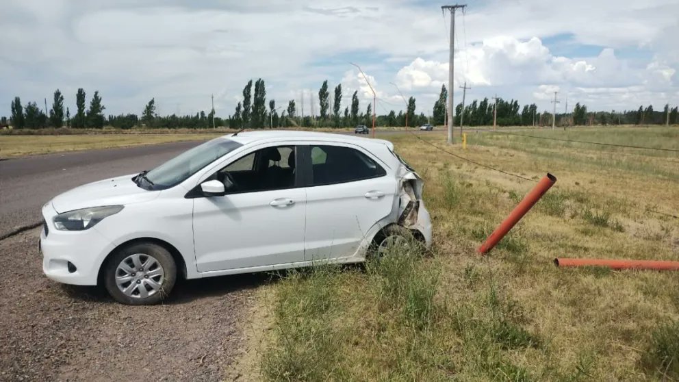 Un auto despistó y chocó contra una columna de hierro en el ingreso a Luis Beltrán

acortar.link/9kenl3