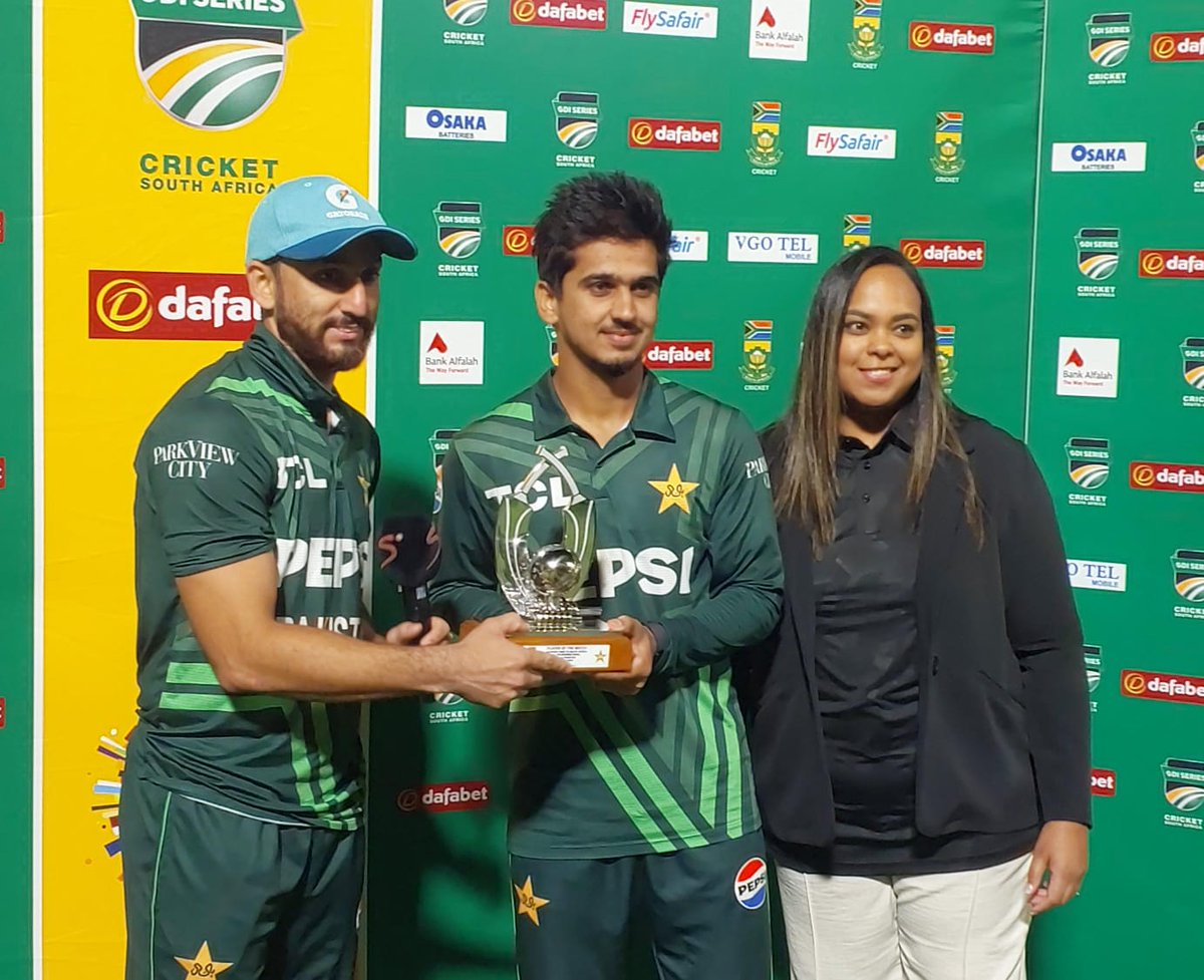 TheRealPCB's tweet photo. Beautiful gesture 😍👏

@SalmanAliAgha1 gives his player of the match award to @SaimAyub7 🏆

#SAvPAK | #BackTheBoysInGreen https://t.co/GIihdyq409