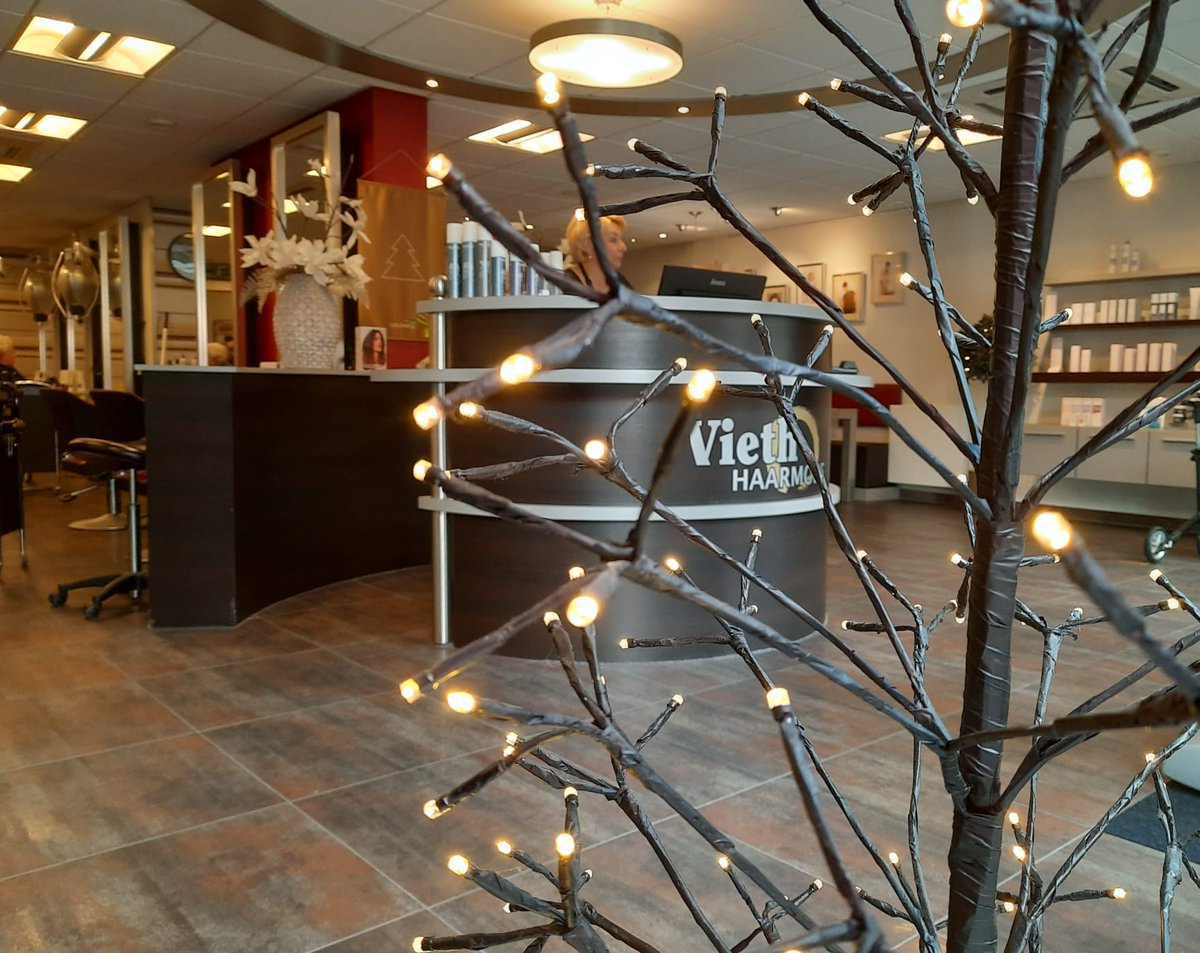 Vieth_Haarmode's tweet photo. KERSTSFEER | Het is bijna Kerst, en dat merk je in de salon! Geniet van een gezellig sfeertje en lekkers bij de koffie. 😉🎄✨
𝗕𝗲𝗹 𝗼𝗳 𝗯𝗼𝗲𝗸 𝗼𝗻𝗹𝗶𝗻𝗲 𝗱𝗲 𝗹𝗮𝗮𝘁𝘀𝘁𝗲 𝗽𝗹𝗲𝗸𝗷𝗲𝘀 𝘃𝗼𝗼𝗿 𝗞𝗲𝗿𝘀𝘁:

☎️ 0523-265604
📲 https://t.co/6L57ZvkCMU
📍 Hardenberg https://t.co/wxrDakiDXl