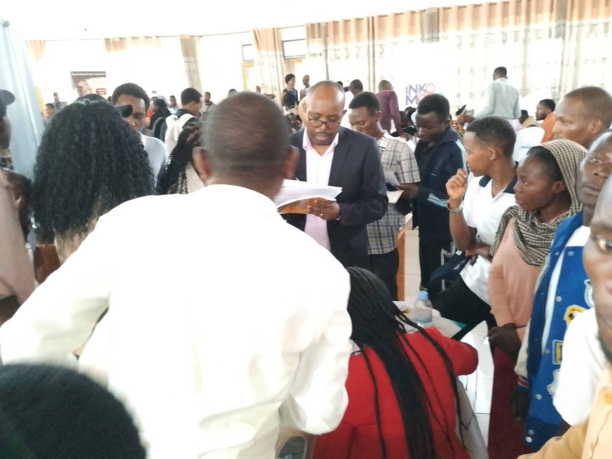 RusineAlexis's tweet photo. At JOB Fair MUSANZE 2024 , we successfully connected with young people. They interestingly registered to our training NAWE HANGA AGASHYA to be equipped with Creativity and Innovation skills.  We are thankful  to the District of MUSANZE for having invited us. https://t.co/zM2w9xXsZ2