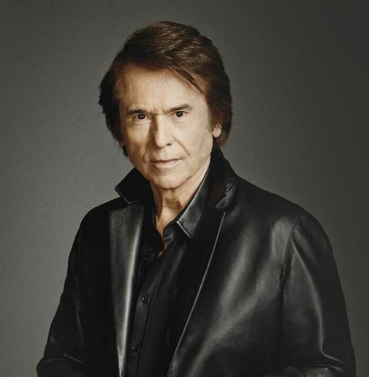 SuperViiral's tweet photo. 🔴 ÚLTIMA HORA

El cantante Raphael ha sido ingresado de urgencia tras sufrir un fallo cardiovascular mientras grababa el programa #LaRevuelta en el Teatro Príncipe de la Gran Vía de Madrid https://t.co/85nfnhkICj