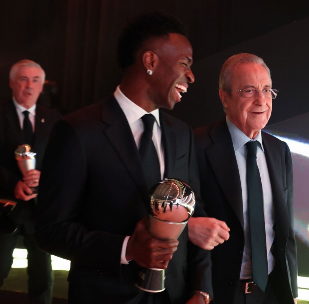 realmilgrauu's tweet photo. O Florentino saindo abraçado com o Vinicius Jr.

Eu amo muito esse velho, um dos poucos que sempre acreditou no Vini. Deve tá feliz pra krl com esse prêmio… https://t.co/qnpfg32ON3