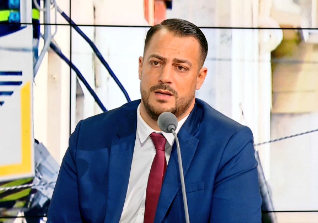 dictavenir's tweet photo. 🔴 EN DIRECT
🎙️"Mayotte a été détruite par l'œil du cyclope. J'adresse mes plus sincères condolations aux Mayonnais et Mayonnaises." https://t.co/Ix5toHPbzg