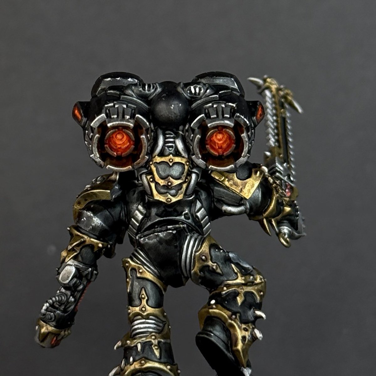 Test model for the commission I’m working on with Tabletop Titans! #warhammer40k #warhammer40000 #blacklegion #chaosspacemarines #hereticastartes #chaos #ruinouspowers #warhammercommunity #paintingwarhammer #tabletoptitans <a href="/tabletop_titans/">Tabletop Titans</a>