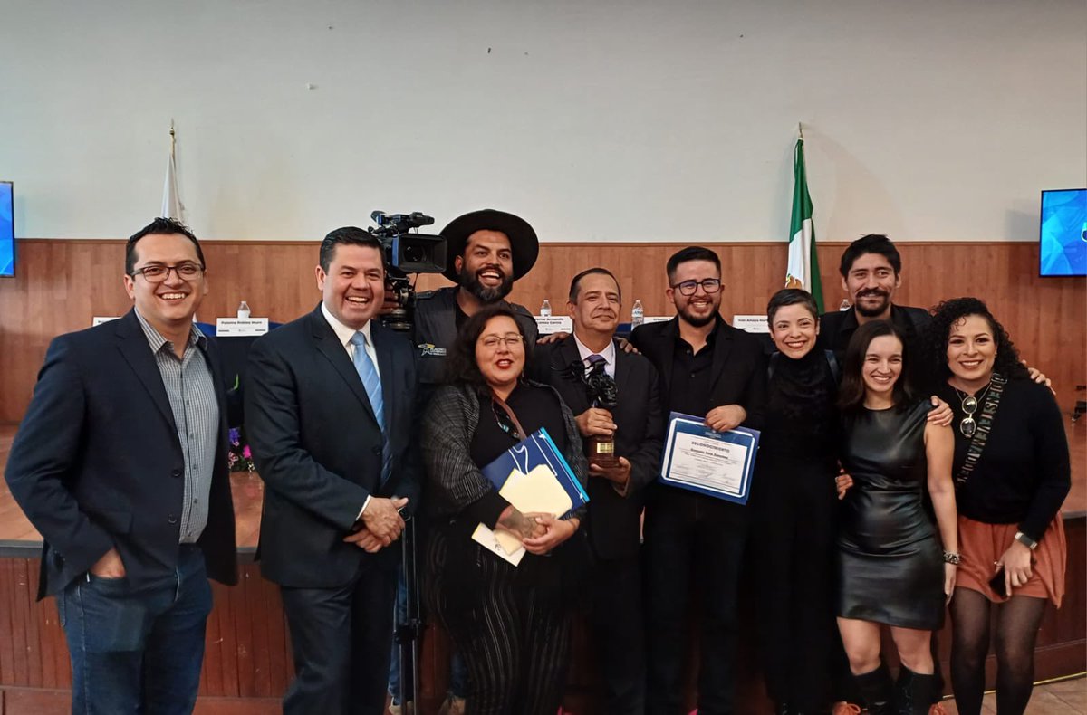 GabrielTorresEs's tweet photo. Qué orgullo ver a este talentoso equipo destacarse año tras año, cosechando premios y reconocimientos fruto de su dedicación y esfuerzo, en el Premio Jalisco de Periodismo.
@RadioUdeG y @CANAL44TV presentes.
@Vicman666 @jadercv @yoCelia @omar_comunica @morrita87 @rvillanueval https://t.co/4ckduak0pl