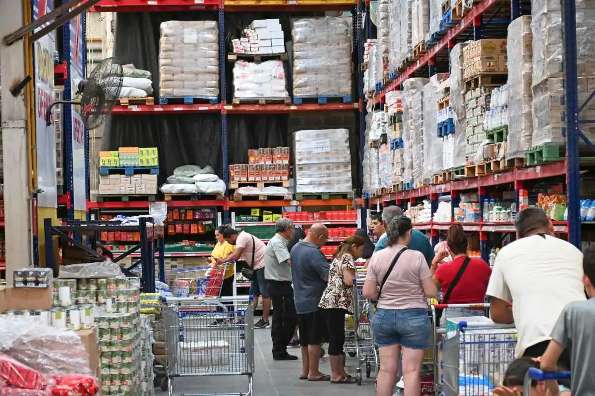 DiarioPuntal's tweet image. 🛒Los precios #mayoristas subieron 1,4% en noviembre

📈 Esta variación es consecuencia de la suba de 1,6% en los #productos nacionales, compensado parcialmente por la disminución de 1,2% en los productos #importados, señaló el Indec.

🌐puntal.com.ar