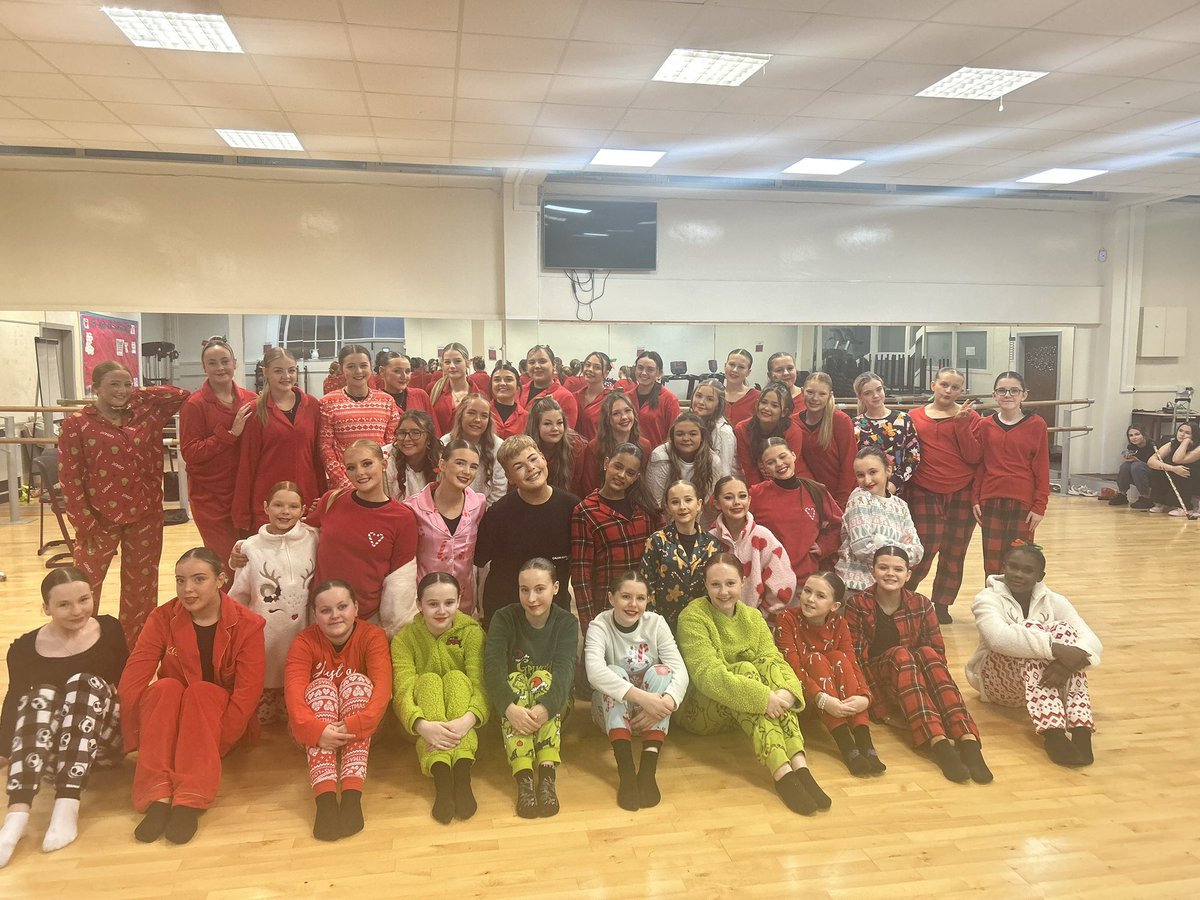 MissFoyPE's tweet photo. Proud teacher moment 🥺❤️ what a way to end the term!! Every pupil smashed it on the stage tonight 🫶🏼🪩✨. Massive well done!

@GovanPEdept 
@GovanHighSchool 
@PeDougan https://t.co/hvJ50Frefp
