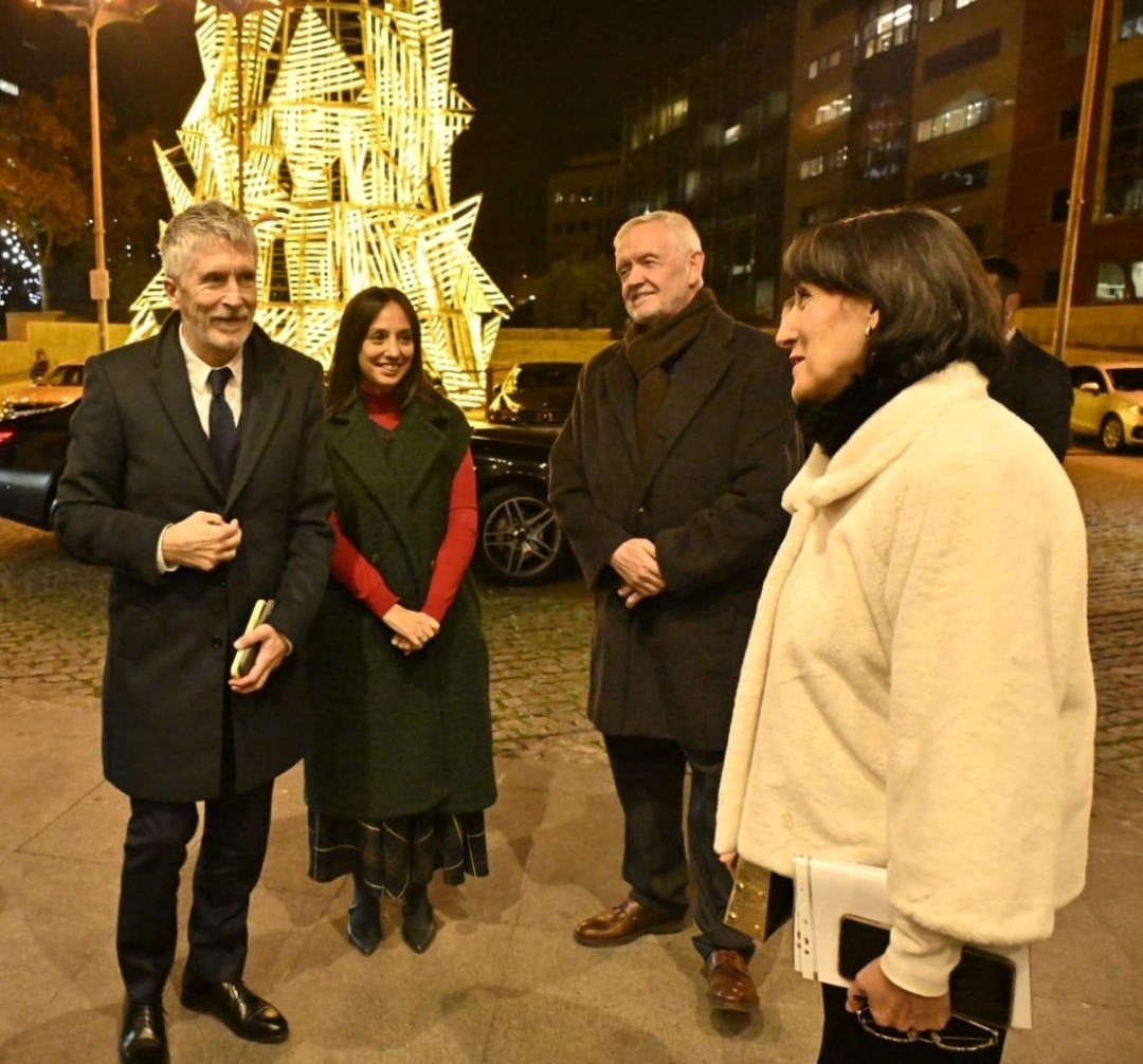 jusapol's tweet image. Como van a equiparar el sueldo y reconocer la profesión de riesgo de guardias civiles y policías nacionales, si los que tienen que luchar para conseguirlo, se van de concierto con Marlaska.

#EquiparacionYa 
#ProfesionDeRiesgoYa