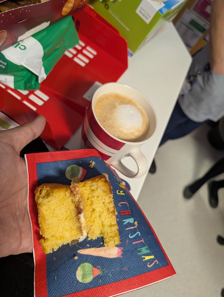 theTWOCfather's tweet photo. They spoil @theTWOCfather here at @HullHospitals. A delicious latte and home baked Victoria sponge sets the tone nicely for the evening on call. 
#oncalldiaries #UroSoMe https://t.co/KhToRF5mdL
