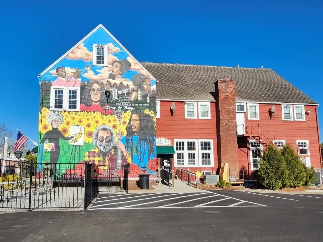 In East Windsor, CT, the Broad Brook Opera House's famous mural pays tribute to giants of arts and entertainment like Bob Marley 🎶, Andy Warhol 🎨, and Jerry Garcia 🎸
#ArtTribute #CommunityArt #PublicArt
bit.ly/3P16TA6