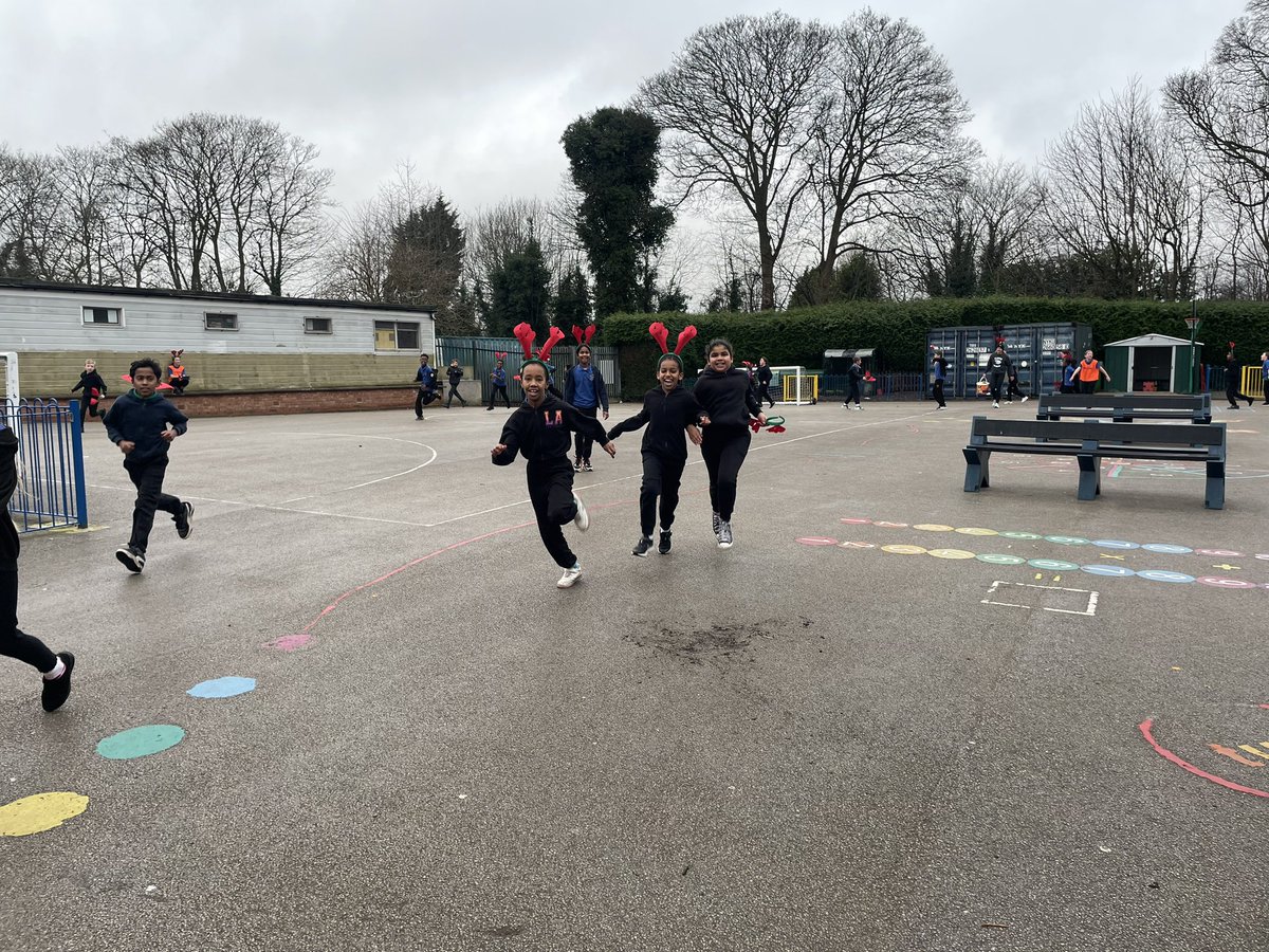 AbbeyPrimary's tweet photo. #Y5 running a mile for charity. A lot of smiles whilst the children were running! #rudolphrun #PE https://t.co/gwyYq3wBPr