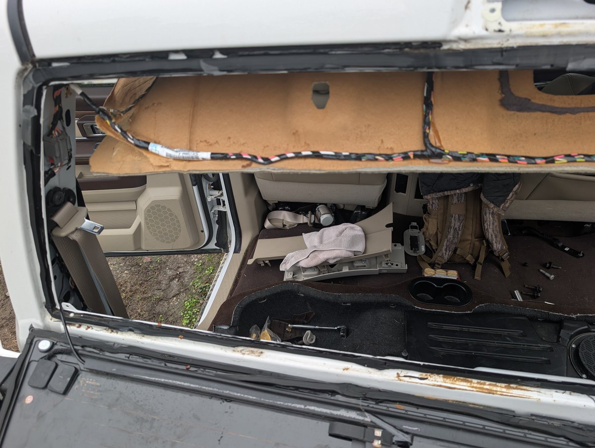 Iburntdapeetsah's tweet image. #RAM #RAM2500 #backglass #autoglass #leak #replacement #Automotive #truck #ftfy #messyjobs #leaks #water #repair fella had a waterfall coming in from the rear left side of the back glass where the adhesive had worn loose. This is one of the uglier jobs as both rear seats have to