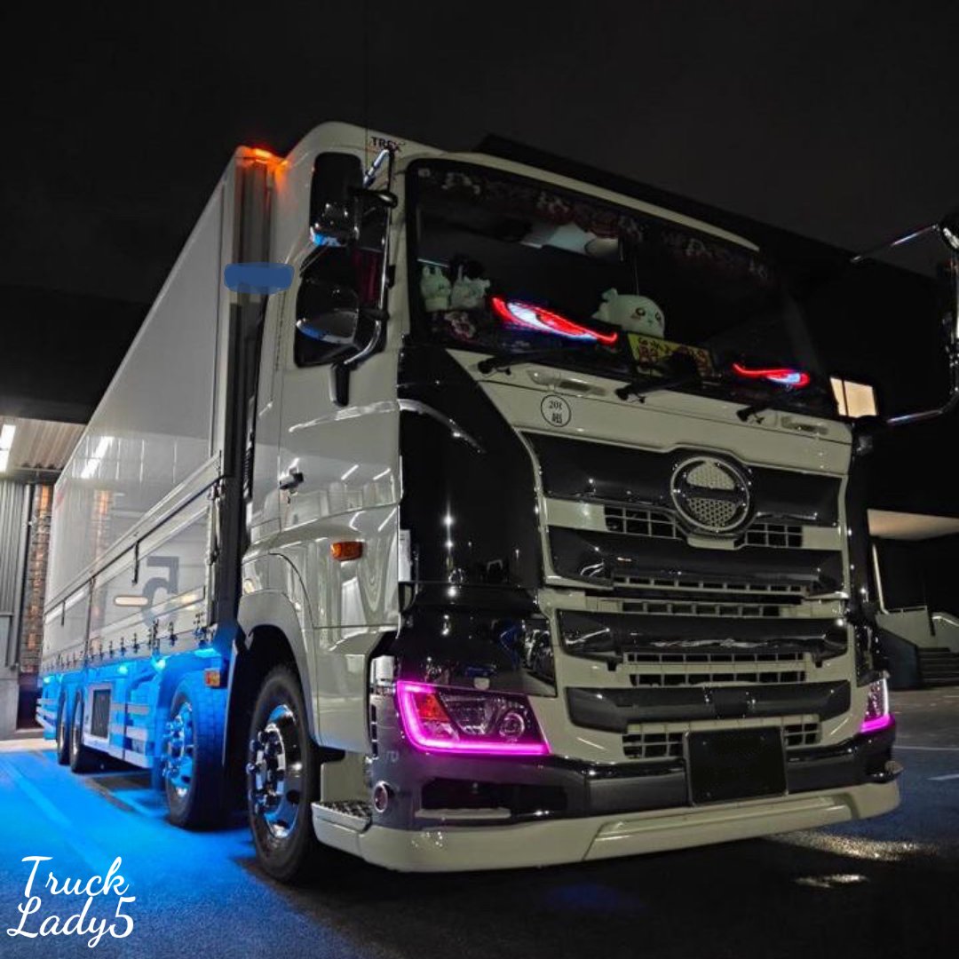 Lady5_'s tweet photo. 今日も輝くTruck Ladyをご紹介！

🙋‍♀️ みさきさん
🚚10t冷凍ウィング運転手
✨https://t.co/uVJE90VHnI
✨https://t.co/UCBaY0qkMU
◈ MESSAGE↓↓
https://t.co/f3FFpll26t

___ 𝓣𝓇𝓊𝒸𝓀 𝓛𝒶𝒹𝓎 Ƽ __  
 #トラック運転手 #トラック運転手女子 #トラガール #lady5 #レディーゴー #女性運転手 https://t.co/z7R2e9rAYl