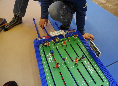 honnekasan's tweet photo. 小学生男子が大好きな、サッカーおもちゃ「サッカー盤」！
場所とるけど、小学2年生～3年生くらいの男の子がどハマりします。クリスマスプレゼントにもおすすめ！

ちなみにサッカー盤は、個人的なおすすめランキングでは第18位です（笑）。1位のおもちゃはこちらから↓
https://t.co/PMBqJKCxjR https://t.co/Pvf8PGBkF2