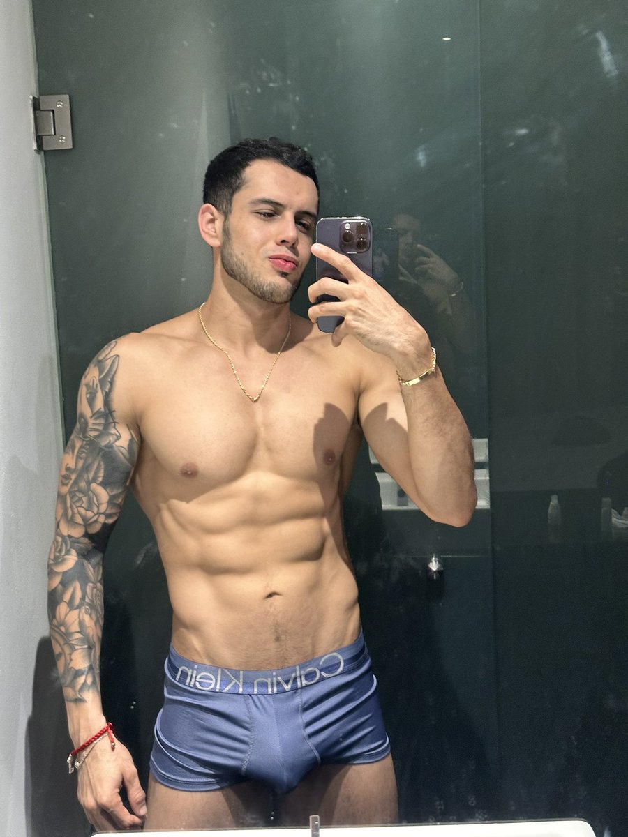 gio_mcra's tweet photo. Ya me puedo ir envolviendo? 🌲🎁🌚
.
. https://t.co/kEy8Iqrcrz