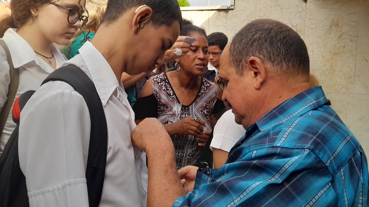 AromanGonzalez's tweet photo. Se realizó el acto de abanderamiento del destacamento pedagógico en la plaza mayor general Calixto Garcia con la presencia del director provincial de Educación en la provincia de Holguín #HoguinSi https://t.co/IFrQ6AnlBd