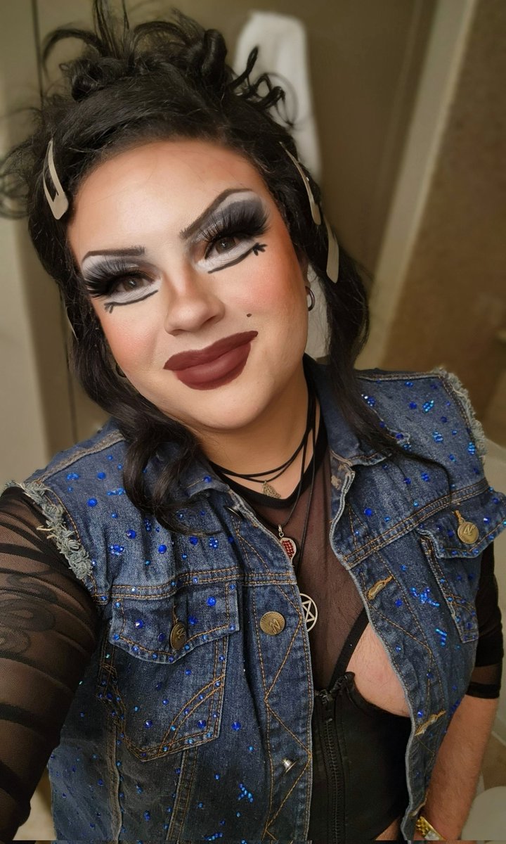 travis_ti_'s tweet photo. @thedouchequeen If you put on a pair of lashes of the size that's marketed towards normal human women right on your lash line first, they will act as a big support that blends in with the drag lash, holding it up way stronger &amp; at a higher angle than just glue will by A LOT

Source: I look nice https://t.co/tTfo3Z8aD8