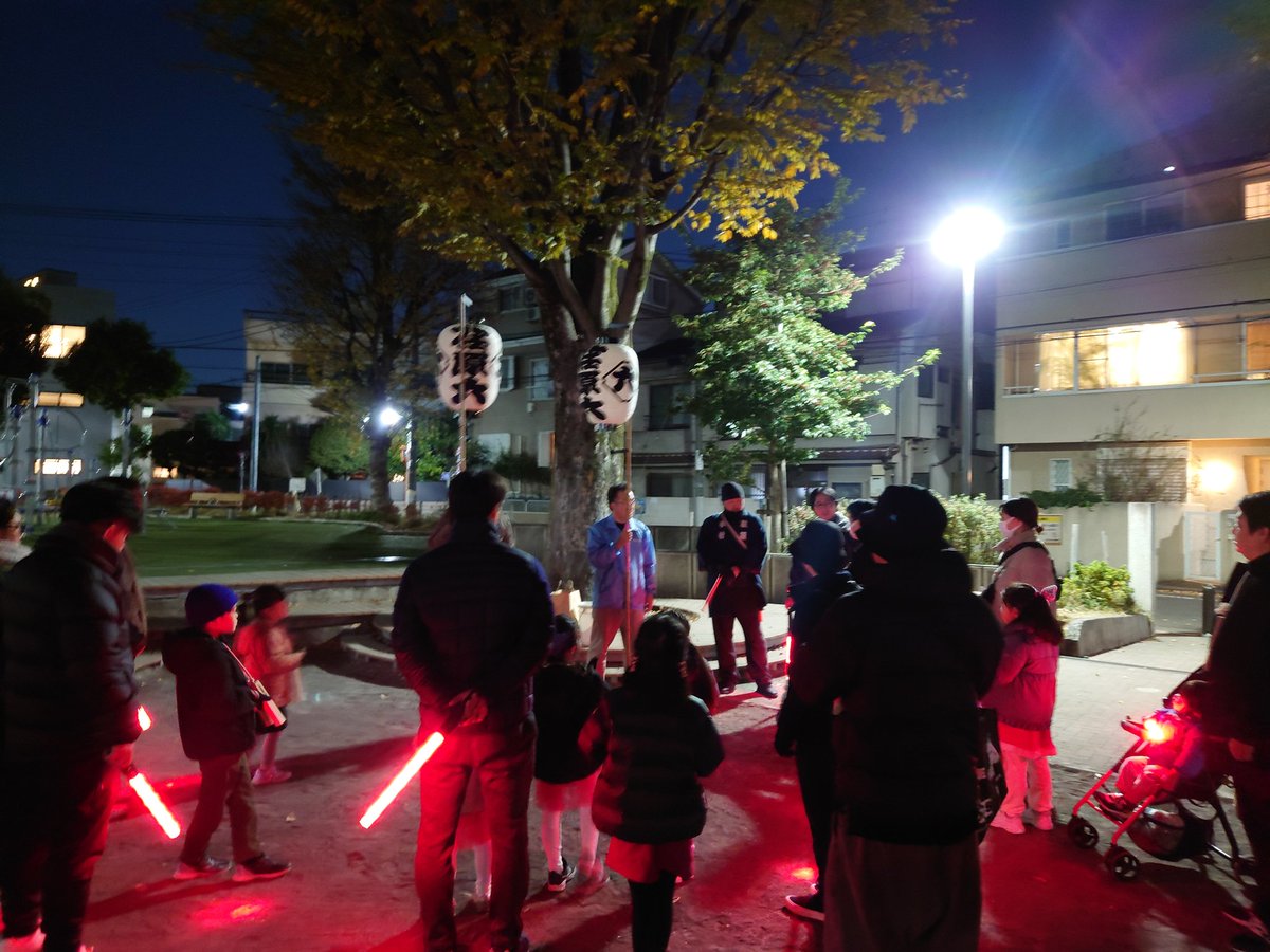 高張り提灯を先頭に、拍子木を打ちながらのパトロールです。

マッチ1本火事のもと
サンマ焼いても家焼くな

子どもの鳴らす拍子木、大きなかけ声が夜の街の隅々に届きます🙂🎵