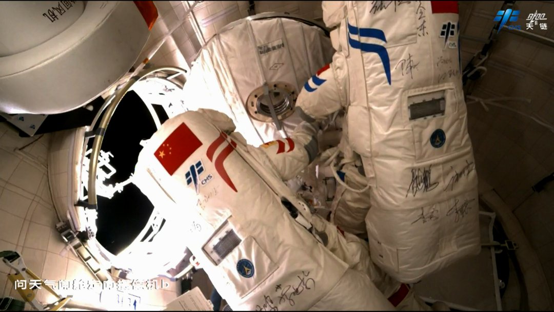 CNSpaceStation's tweet image. 👏👏👏The crew of the Shenzhou XIX mission completed their first #spacewalk outside the @CNSpaceStation on Tuesday.

👍🧑‍🚀Over nine hours, they carried out multiple tasks, setting a new record for the longest extravehicular activity by Chinese astronauts. [📷/CMS]