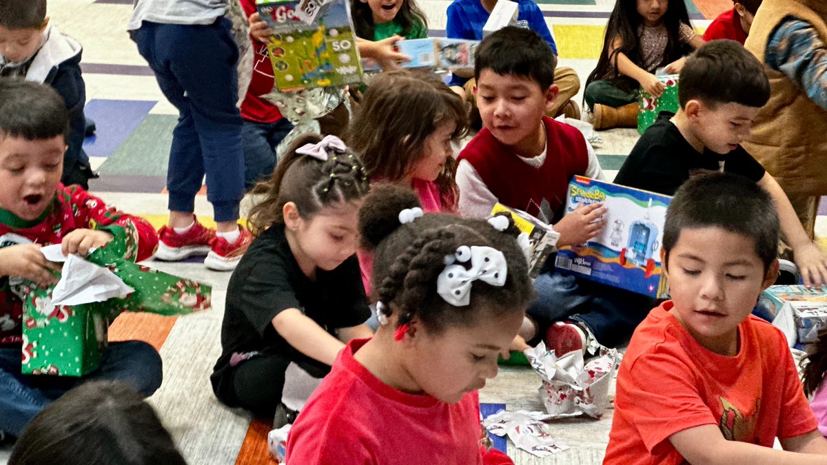WidenElementary's tweet image. Nearly 100 Wildcats were surprised with special Christmas gifts, thanks to Sigma Delta Lambda Sorority! 🎁✨ The joy on their faces was priceless. Big thanks to our @ciscentraltx  support, Ms. Hernandez and Mr. Soto  for helping make this magical moment happen! 💖