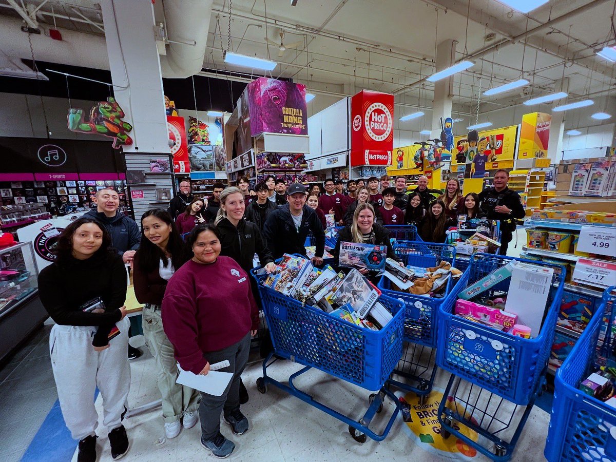 VPDYouth's tweet photo. Spreading holiday cheer! ๐ The VPD Motorcycle Drill Team, School Liaison Officers & Cadets teamed up for #KopsForKids, shopping & wrapping gifts for kids in need. Deliveries to local schools start this week. ๐ Giving back to the community! #VPD @VPDCadets @VPDTrafficUnit https://t.co/iiSnmA9Nxm
