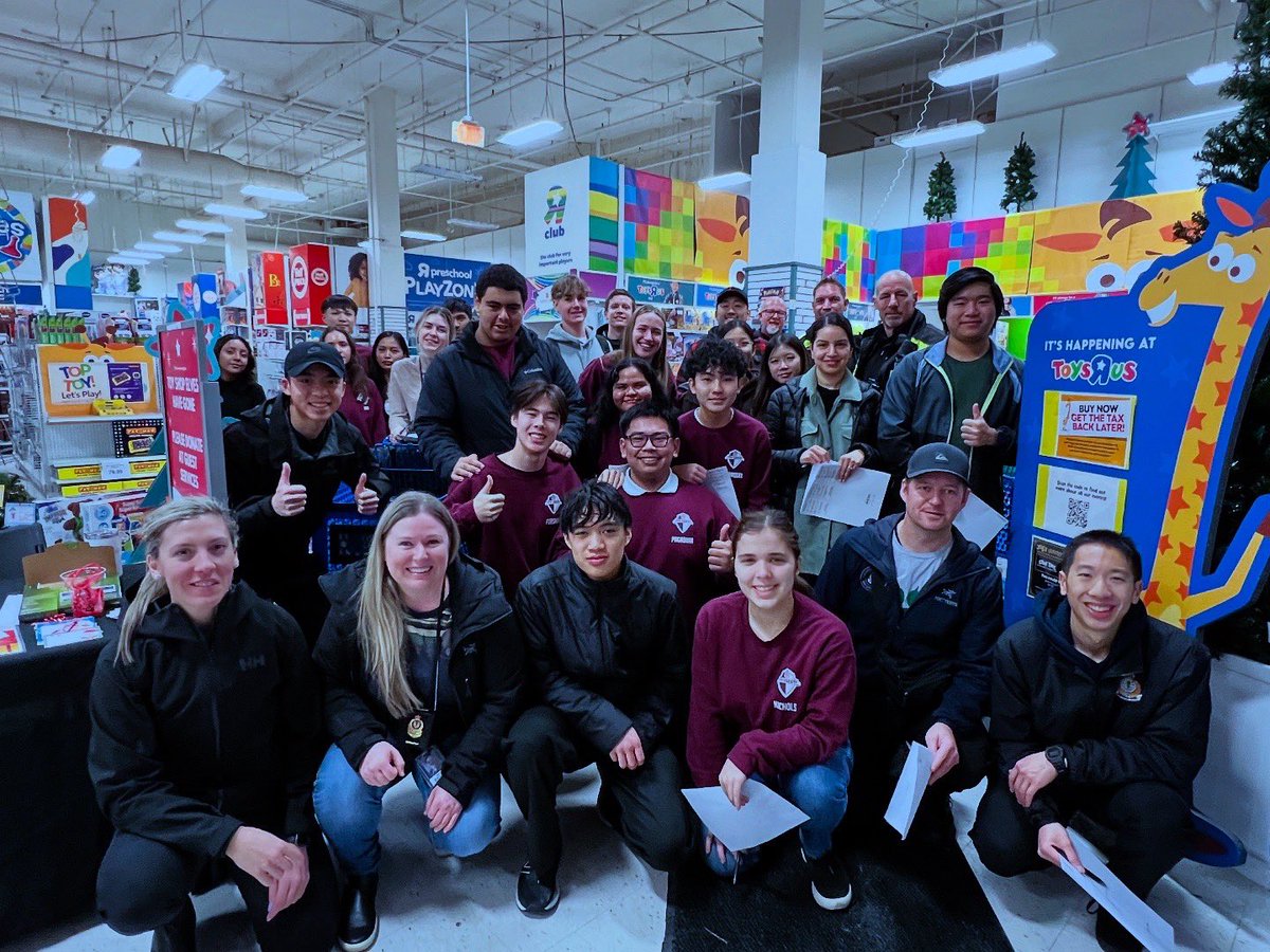 VPDYouth's tweet photo. Spreading holiday cheer! ๐ The VPD Motorcycle Drill Team, School Liaison Officers & Cadets teamed up for #KopsForKids, shopping & wrapping gifts for kids in need. Deliveries to local schools start this week. ๐ Giving back to the community! #VPD @VPDCadets @VPDTrafficUnit https://t.co/iiSnmA9Nxm