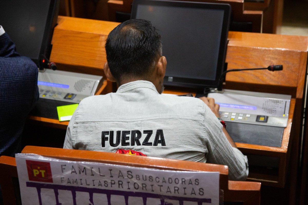LeonardAlmaguer's tweet photo. Hoy presentamos en sesión ordinaria en el Congreso de Jalisco nuestra primera iniciativa de ley que consiste en dar reconocimiento a las #familiasbuscadoras como grupo #prioritario y #vulnerable para que se cree política pública en favor de ellas y ellos. Abro hilo🧵 https://t.co/wrTimXQlYC