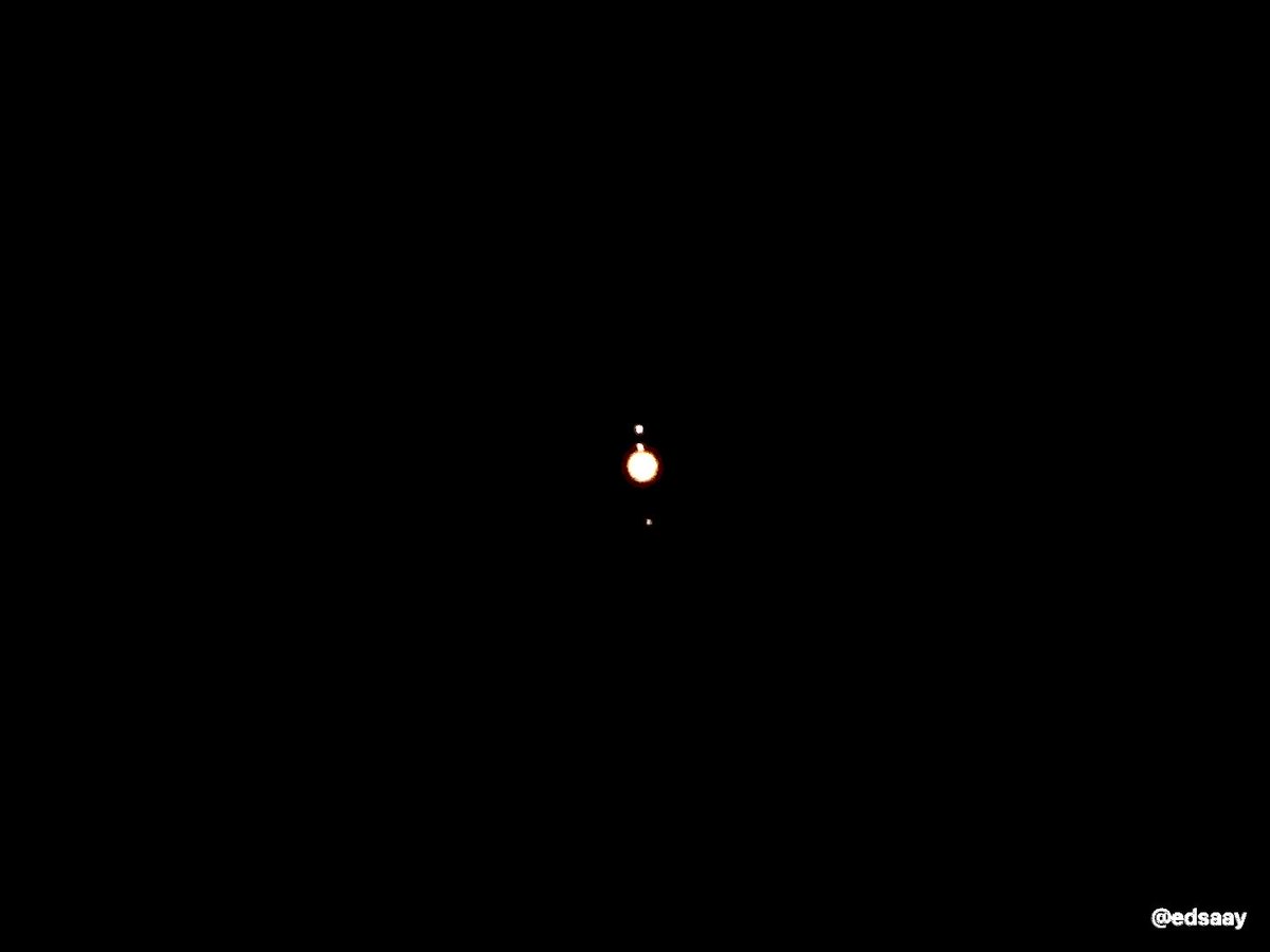 edsaay's tweet photo. Mientras espero la luna, que ya no es llena, se apareció Júpiter con tres de sus lunas  (me disculpan la mano alzada…) https://t.co/gPAqIT8paZ