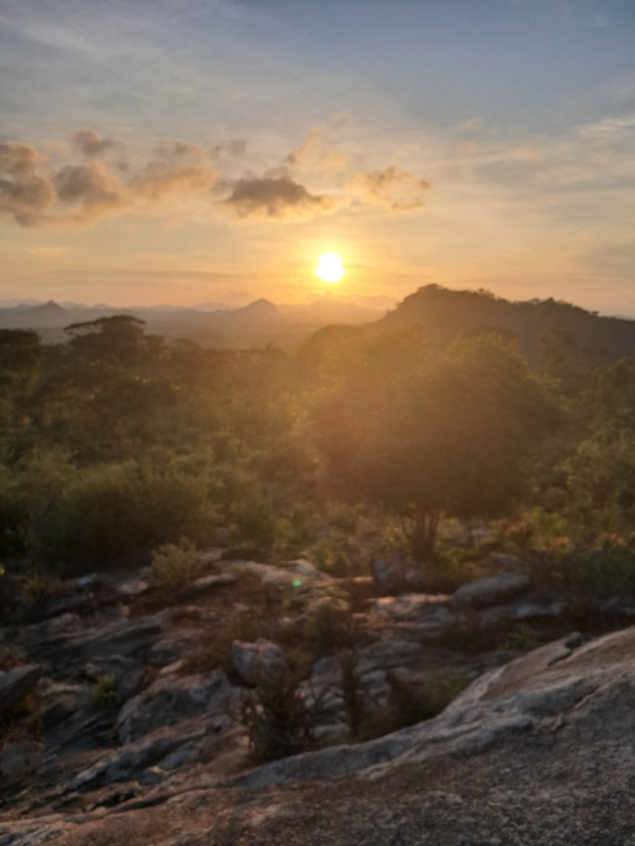 kusher_kays's tweet photo. 🌍 Discover Zimbabwe's Hidden sunrise 🇿🇼
Experience the majestic beautifully country Zimbabwe offers landscapes that will take your breath away away
Follow me for more incredible shots of Zimbabwe's natural wonders! Let's explore together. 🌿
#Zimbabwe #TravelAfrica #Landscapes https://t.co/Gw7Y05slG9