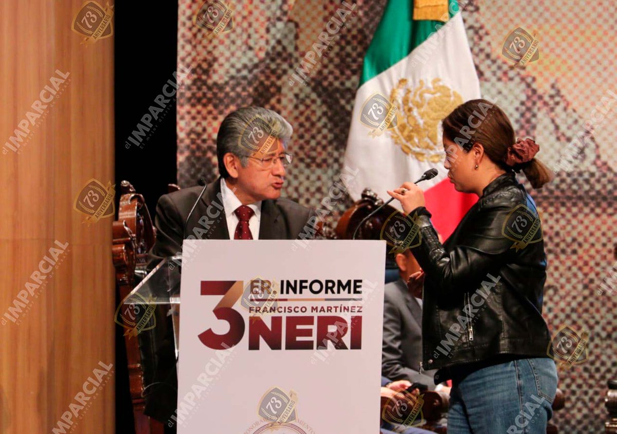 ImparcialOaxaca's tweet photo. #Entérate | Durante el último informe de @FMartinezNeri, una exempleada del ayuntamiento capitalino protestó para señalar que a un año de su acusación en contra del regidor René Ricárdez Limón, por acoso sexual, aún no obtiene justicia.  

Vía Lisbeth Mejía 
📸Adrián Gaytán https://t.co/hyxTMsQmL5
