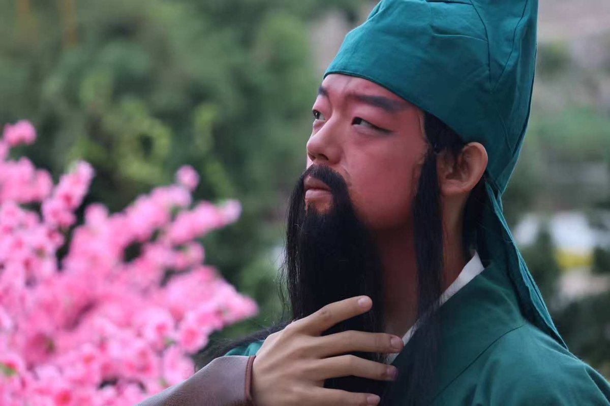 catdiedao's tweet photo. 嗨，东山 | 赴一场忠义之约！

嫣红花影映风光，
桃园结义传千古。

风动石景区实景演绎《桃园三结义》
＃zhangzhou #东山岛 #dongshan #关帝庙 https://t.co/ruCy0KvYxu