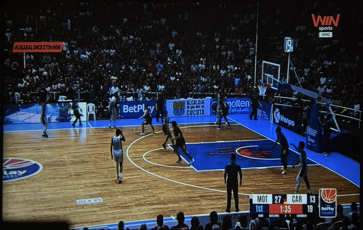 El espectáculo que da la hinchada cucuteña es único, hoy apoyando a <a href="/MotilonesN/">Club Deportivo Motilones</a> en la final de la Liga de Baloncesto en el templo del basket en Colombia, el coliseo “Toto Hernandez”, que está completamente lleno. 🟥⬛️

#LIGABALONCESTOxWIN 🏀