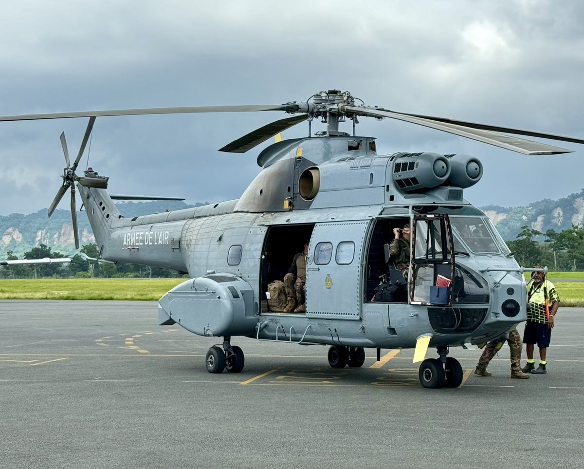 🇫🇷🇻🇺 #Earthquake This <a href="/FANC_Officiel/">Forces Armées en Nouvelle-Calédonie (FANC)</a> helicopter brings satellite communications to set up a crisis unit + 3 military engineers from the 25th RGA to assess the condition of the runway + photos taken this morning by a Falcon for the NDMO.