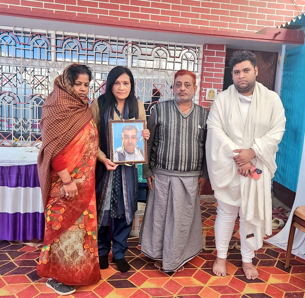 barkhatrehan16's tweet photo. भारी मन से अतुल सुभाष के घर से विदा ली। परिवार बहुत पीड़ा में हैं।
आप सभी का सहयोग चाहिए 🙏
अतुल सुभाष के लिए न्याय की लड़ाई जारी है। #JusticeForAtulSubhash https://t.co/4w1V66uvG3