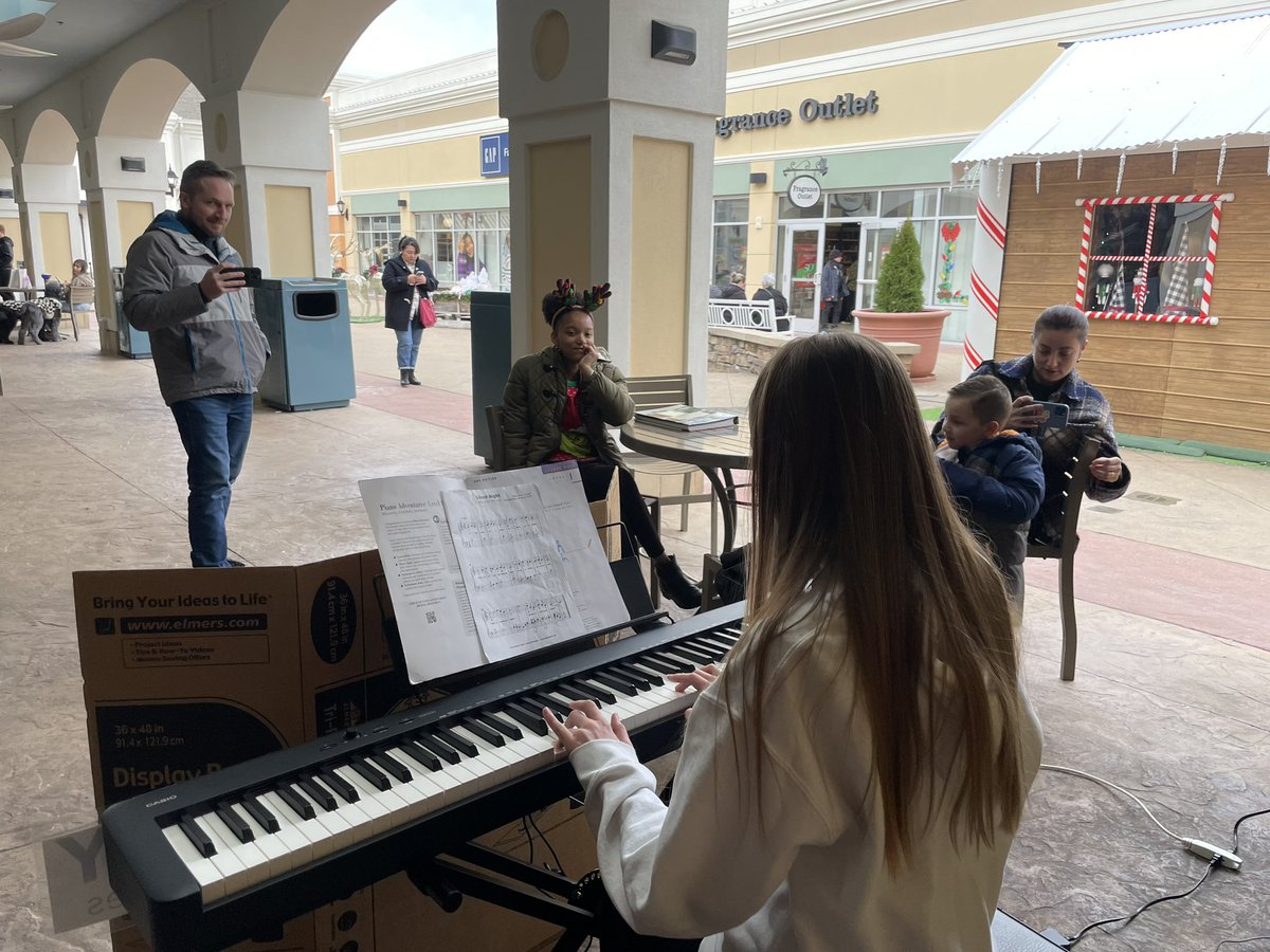 Mrs. Mueller teaches MUSIC tweet media