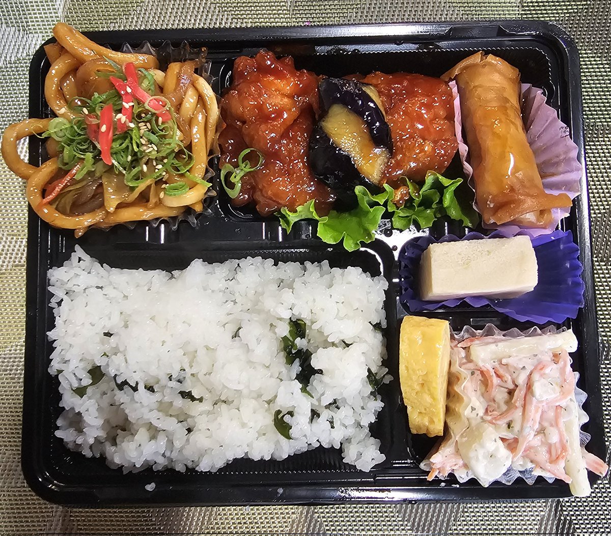 nb_tamashima's tweet photo. おはようございます☺️

本日の日替わり弁当(税込620円)は

・ヤンニョムチキン
　　　なす南蛮のせ🍆
・焼きうどん
・マカロニサラダ
・春巻き
・玉子焼き
・高野豆富

変わりご飯はわかめです☘️

見た目より辛くないから
菜の花のヤンニョムチキン
食べてみてね😉 https://t.co/gy4cuRggnE