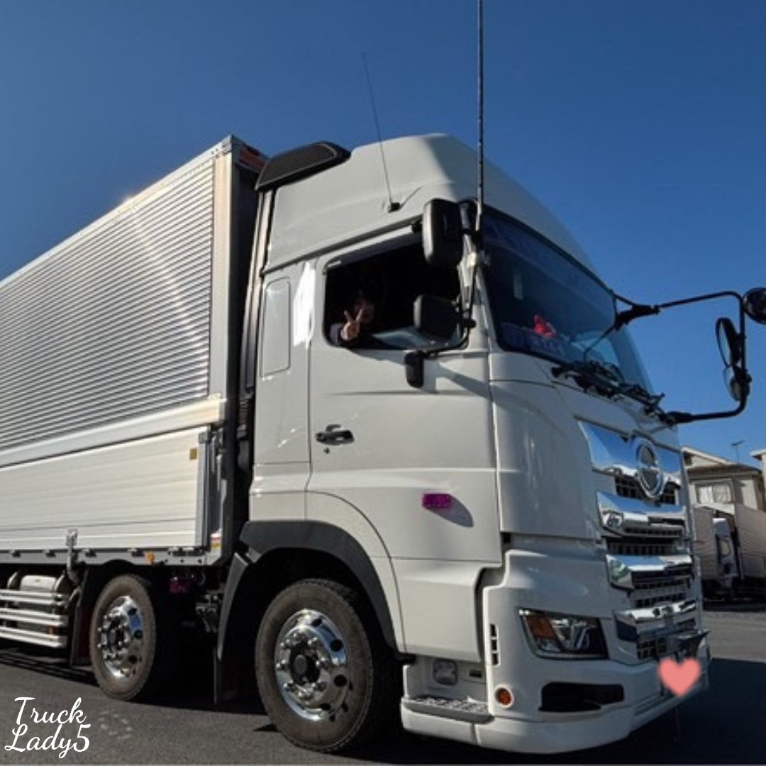 Lady5_'s tweet photo. 今日も輝くTruck Ladyをご紹介！

🙋‍♀️ みおちゃんまん（あだ名はピグモン❤️）
🚚大型トラック運転手

◈ MESSAGE↓↓
https://t.co/xcBCSx7Tpl

___ 𝓣𝓇𝓊𝒸𝓀 𝓛𝒶𝒹𝓎 Ƽ __  
 #トラック運転手 #10トンダンプ運転手 #トラック運転手女子 #トラガール #lady5 #レディーゴー #女性運転手 https://t.co/NpMKqNCmLX