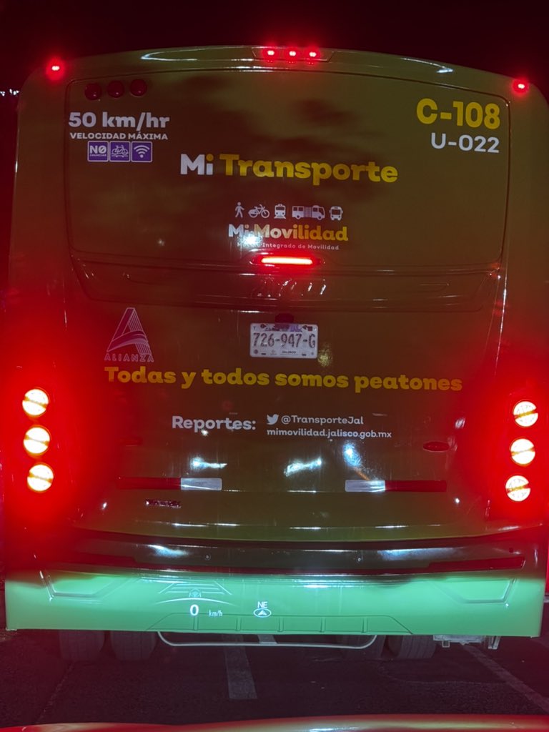 pjsdiaz's tweet photo. @TransporteJal este chofer manejando como loco, aventando el camión a otros sobre López Mateos, subiendo y bajando pasajeros desde segundo carril, ustedes puedes hacer algo? 😖 https://t.co/Q5gPKASrPA