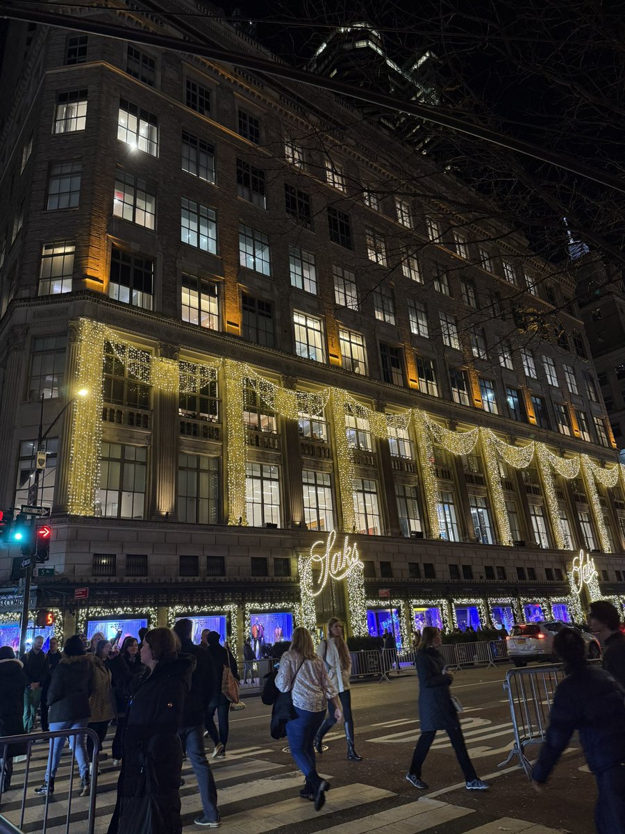 dgweeds's tweet photo. Who at @saks will be held accountable for the downgrade of this year’s light show from last year’s https://t.co/AG3jeKWtL0