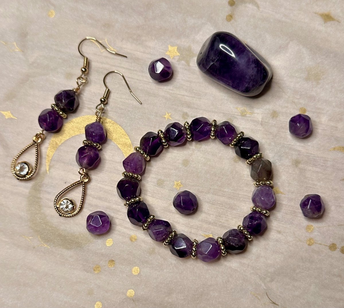 One thing about me… I love Amethyst 💜✨🐉🏰 

Earrings: beadjeweledbeads.myshopify.com/products/speak…

Bracelet + earrings: beadjeweledbeads.myshopify.com/products/speak…