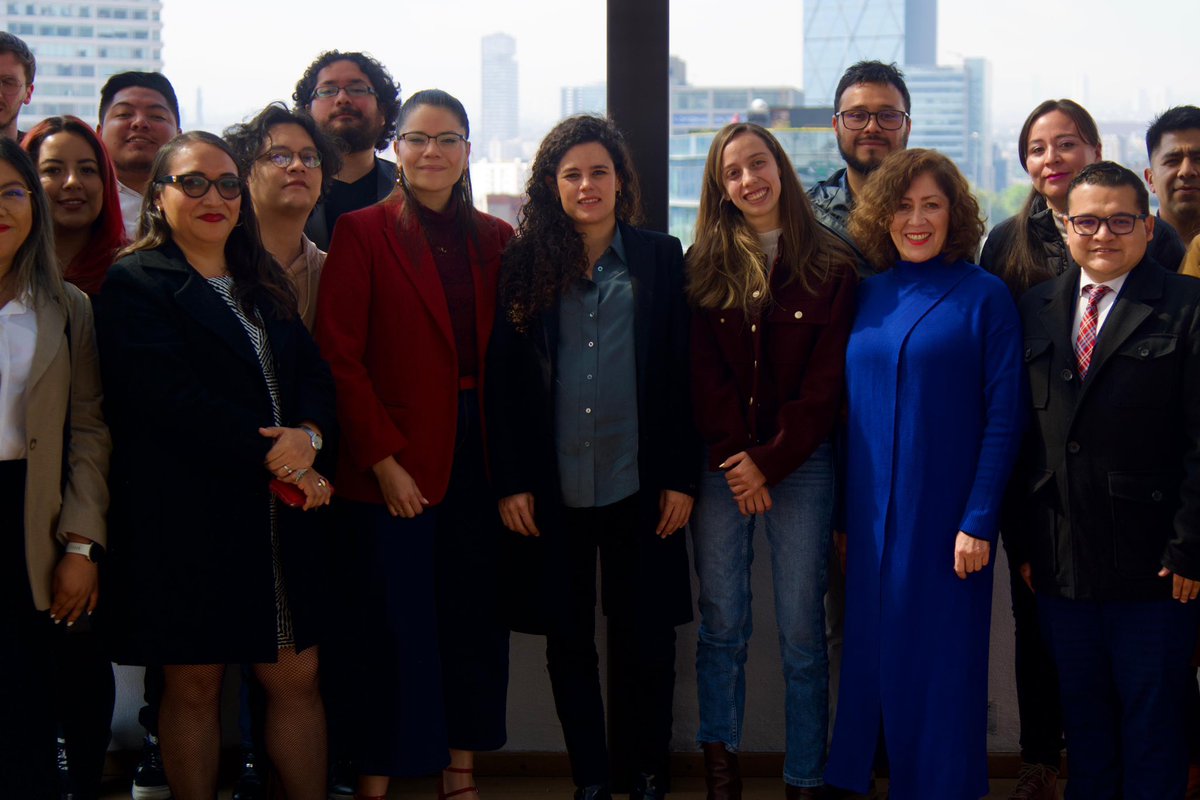 SoyCamMartinez's tweet photo. El día de hoy sostuvimos un encuentro con medios de comunicación, donde reafirmamos nuestro compromiso con la libertad de expresión y el derecho del pueblo a la verdad.

Desde la Secretaría de Comunicación de @PartidoMorenaMx, mantenemos siempre la apertura al trabajo colaborativo porque la transformación también incluye a los medios, como protagonistas del cambio verdadero.

Hablamos de los proyectos futuros que consolidarán la Cuarta Transformación, una transformación que pone al pueblo en el centro y que no se detendrá hasta lograr un México más justo, igualitario y con verdadera justicia social.
