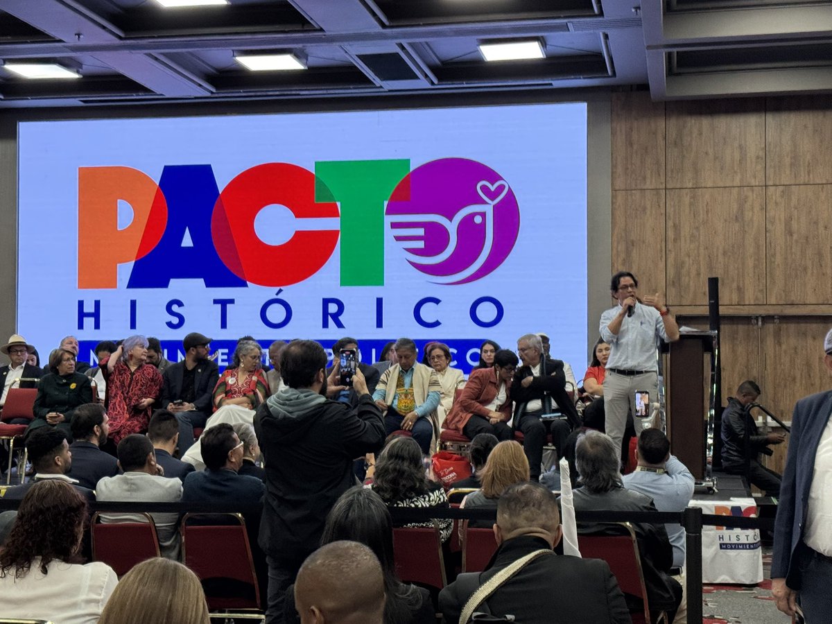 Pais_Plural's tweet photo. ✨ damos un paso decisivo en la historia de nuestro país. fuerzas de izquierda nos hemos reunido con un propósito claro: avanzar en la unidad y consolidar un partido unitario que nos permita ganar las próximas elecciones. Este es el momento de defender las reformas sociales🌟✊ https://t.co/qaau3ARzHK