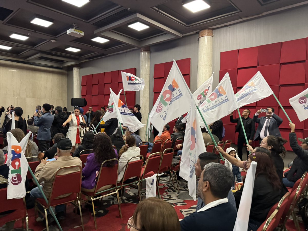 Pais_Plural's tweet photo. ✨ damos un paso decisivo en la historia de nuestro país. fuerzas de izquierda nos hemos reunido con un propósito claro: avanzar en la unidad y consolidar un partido unitario que nos permita ganar las próximas elecciones. Este es el momento de defender las reformas sociales🌟✊ https://t.co/qaau3ARzHK