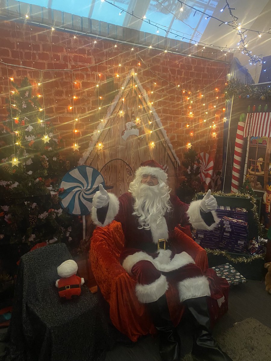 Huge pleasure for Cllr <a href="/LordGibbons/">Lord Gibbons</a> to chaperone resident Santa Claus, aka - Tommy Joyce MBE, for his visit to <a href="/DeltaMPA/">Delta Montagu Primary Academy</a> yest

200+ children met Santa in his grotto &amp; received a lovely present/photo

Fab to see all the happy smiling faces

#itsbeginningtolookalotlikechristmas 🎅