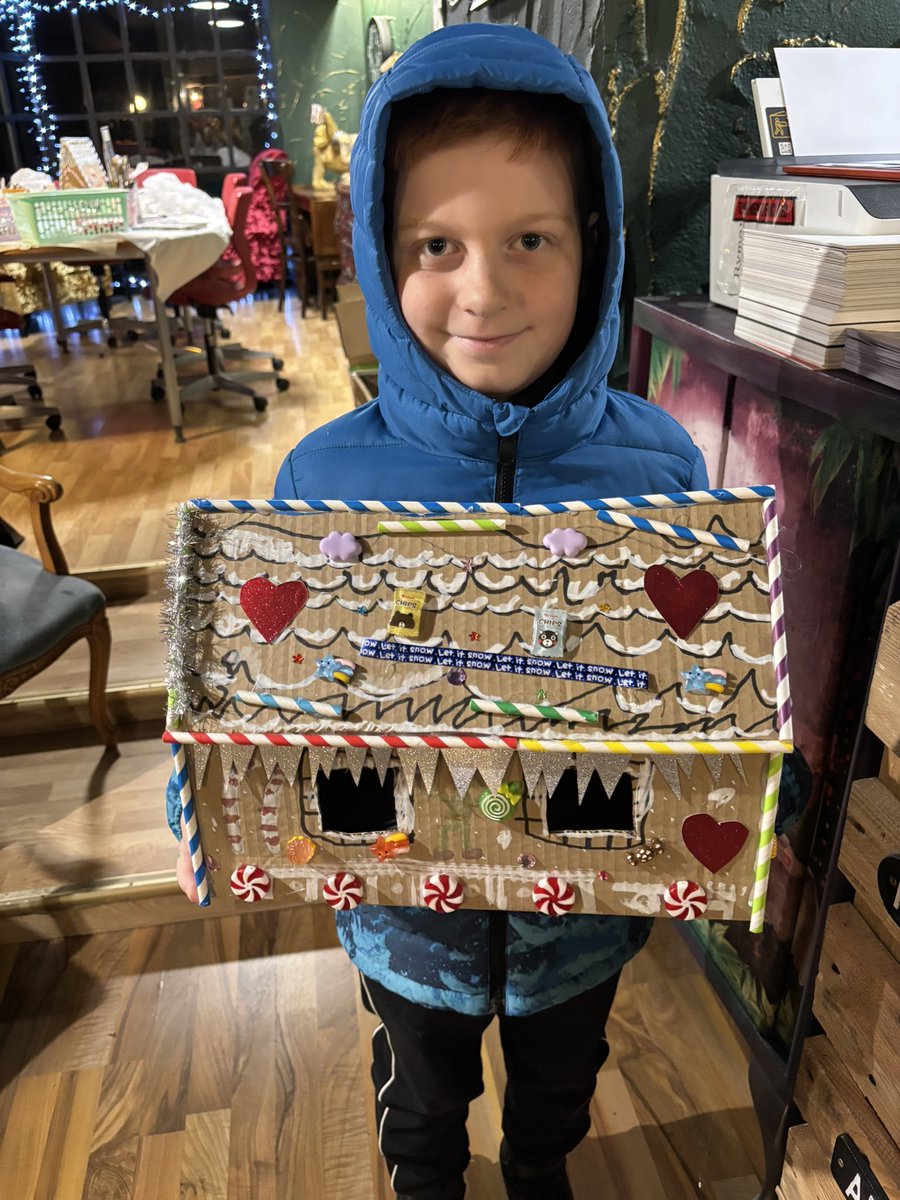 MairMeleri's tweet photo. A fantastic night at the Parent and Child art class last week. We created some delicious looking gingerbread houses which lit up🤩🤩
#art #Scotland #parentandchild #craft https://t.co/JY790DQ5GZ