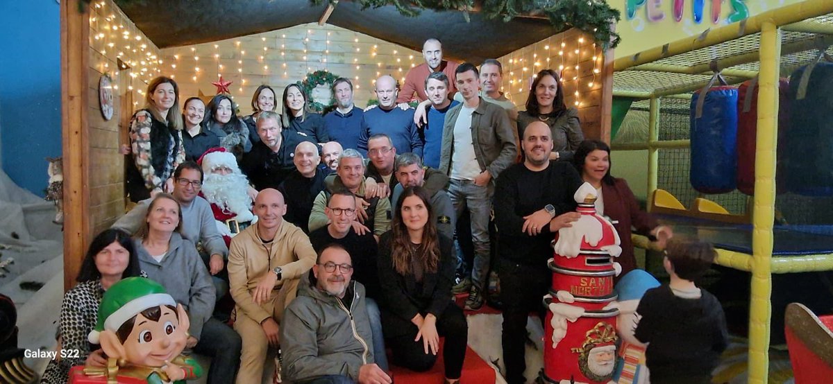 sis_2b's tweet image. Un grand merci au Pere #Noël qui a rendu visite ce soir aux enfants des agents du #SIS2B. Une distribution de jouets aux plus sages autour d’un délicieux buffet dînatoire. Ringraziemu a babbu natale per sta stonda d’allegria.